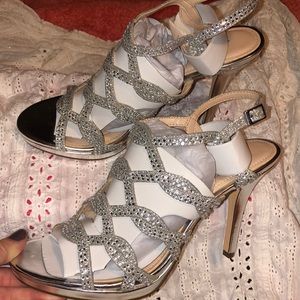 Bridal/Wedding/Formal Silver Sparkles Size 7 heels   **New in box**